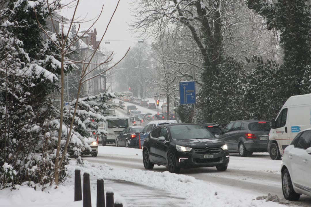 Der Schnee führt zum Verkehrschaos in Solothurn.