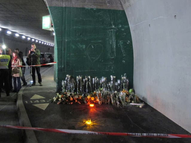 Blumen für die Opfer des Carunglücks in Siders - von Angehörigen an der Unfallstelle niedergelegt (Archiv)