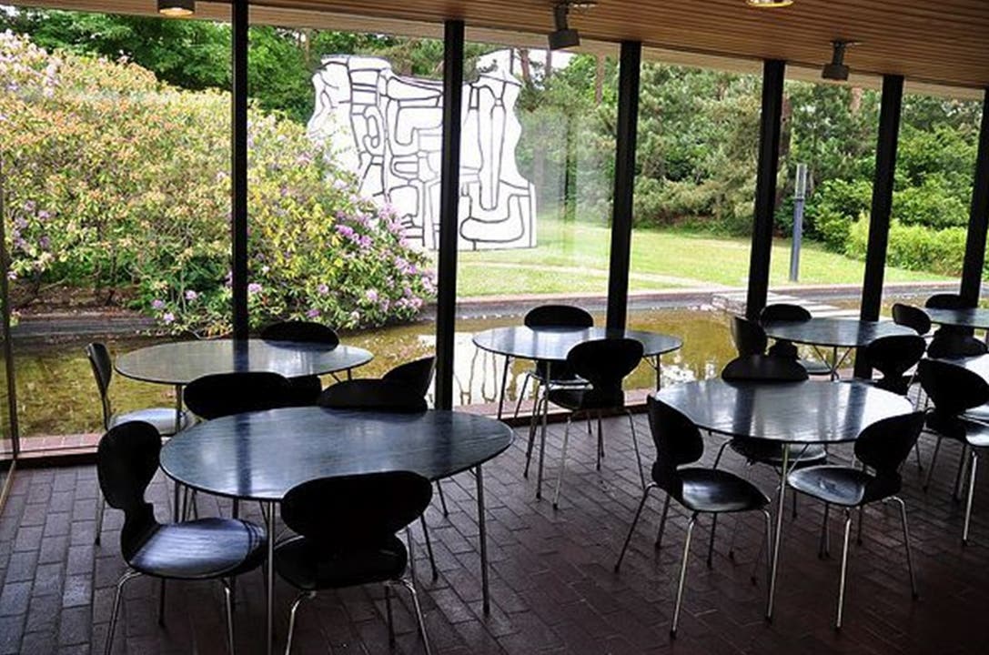 Ein Café eingebettet in den Park mit Kunst.