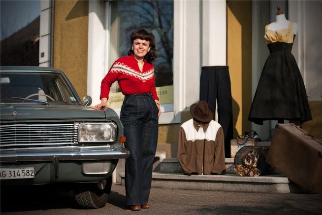 Vintage-Schneiderin Dina Granget aus Suhr mit ihrem Opel Kapitän aus dem Jahre 1964 und Kleidern aus ihrem Atelier: «Heute muss niemand mehr nähen können.» ANNIKA BÜTSCHI