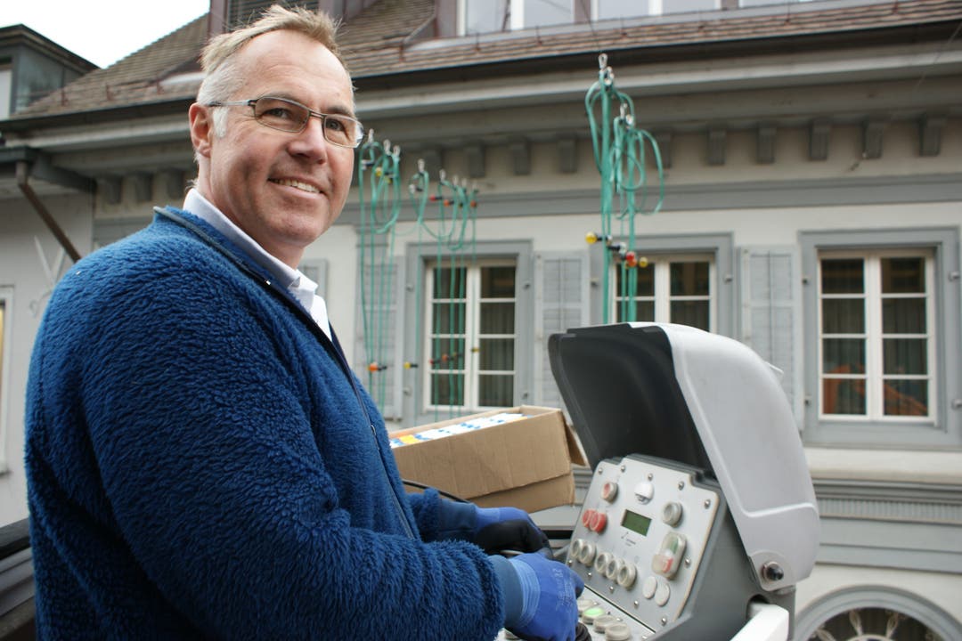 Christian Häfeli von den Regionalwerke AG Baden steuert den Kran