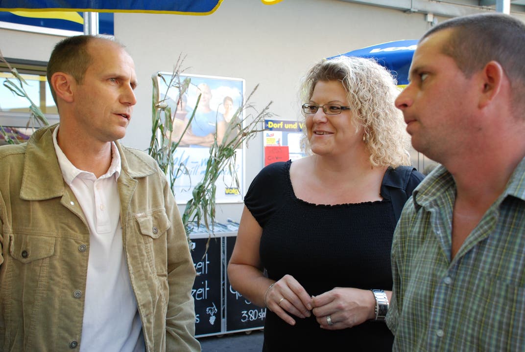 Gemeindeschreiber Emil Wehle mit Nicole und Thomas Koch vom Birkenhof