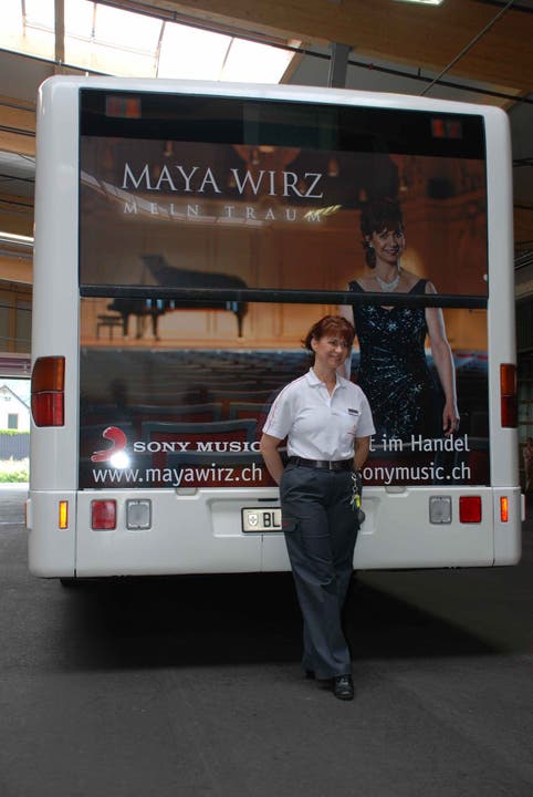 Maya Wirz vor dem Bus, der für ihre CD wirbt