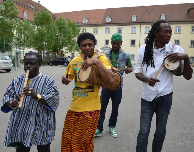 Donkor, ein in Sins lebender Musiker, spielte mit seinem Ensemble am Flüchtlingstag im Juni in Muri.