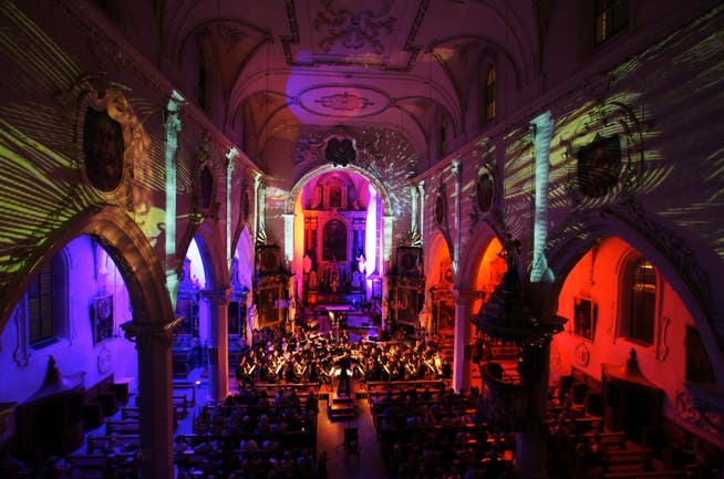Die Kirche erstrahlt durch die Lichtshow in verschiedensten Farben.