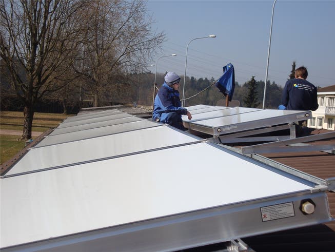 Während der Montage sind die Solarzellen mit Folien abgedeckt, damit sie nicht zu heiss werden.mwo