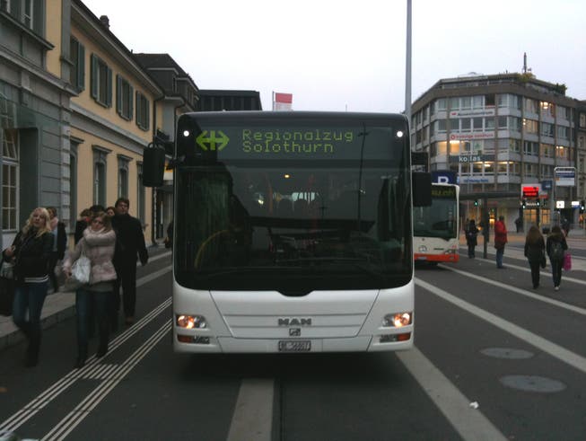 Der Zug war ein Bus: Bahnersatz am Solothurner Hauptbahnhof am Montagmorgen