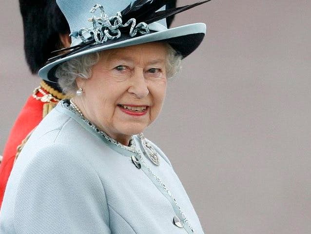 Queen Elizabeth II. verlässt den Buckingham Palast in einer Kutsche