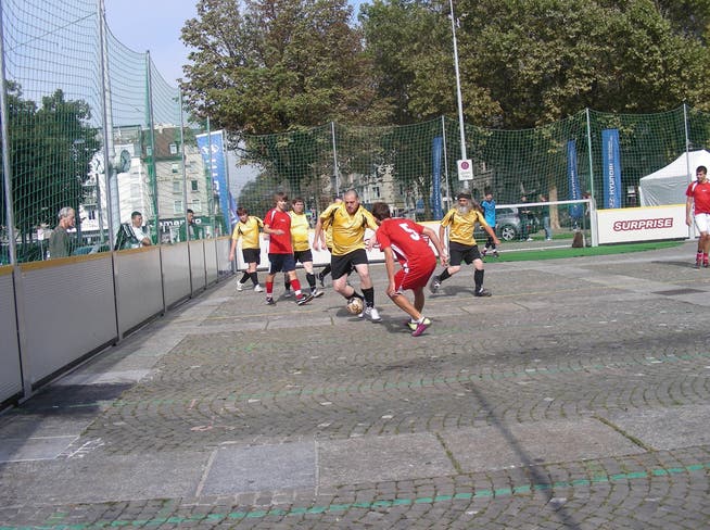 Am Surprise-Streetsoccer-Turnier auf dem Helvetiaplatz kämpften sechs Feldspieler um jeden Ball.