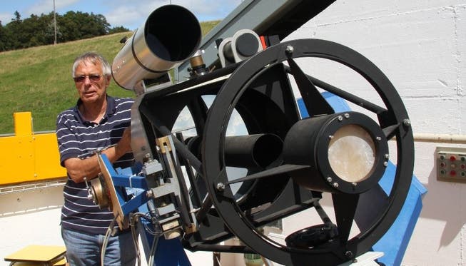 Hugo Jost vor dem geöffneten Cassegrain-Teleskop. Lfh