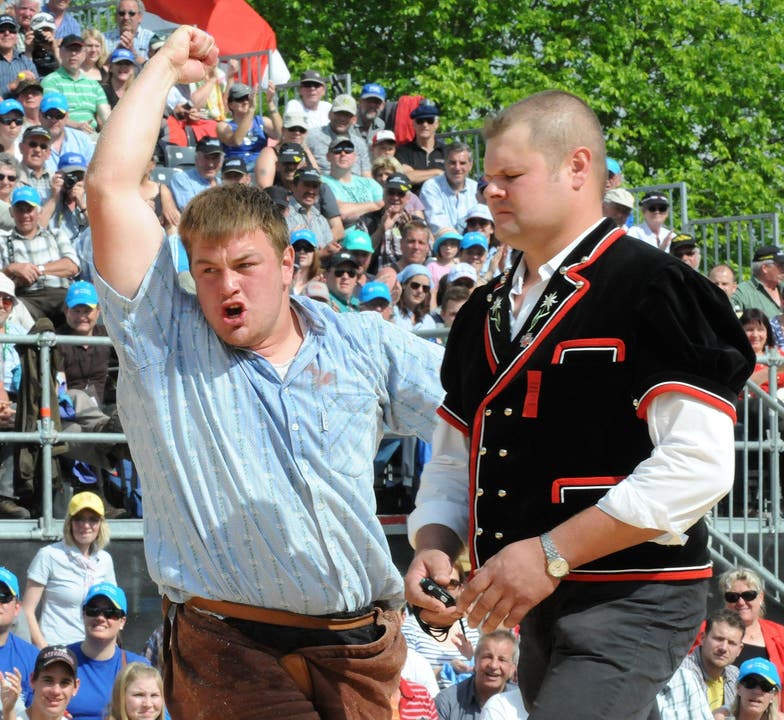 Remo Stalder (Mümliswil) jubelt nach seinem Sieg beim Solothurner Kantonalschwingfest, rechts Platzkampfrichter Reto Stampfli.