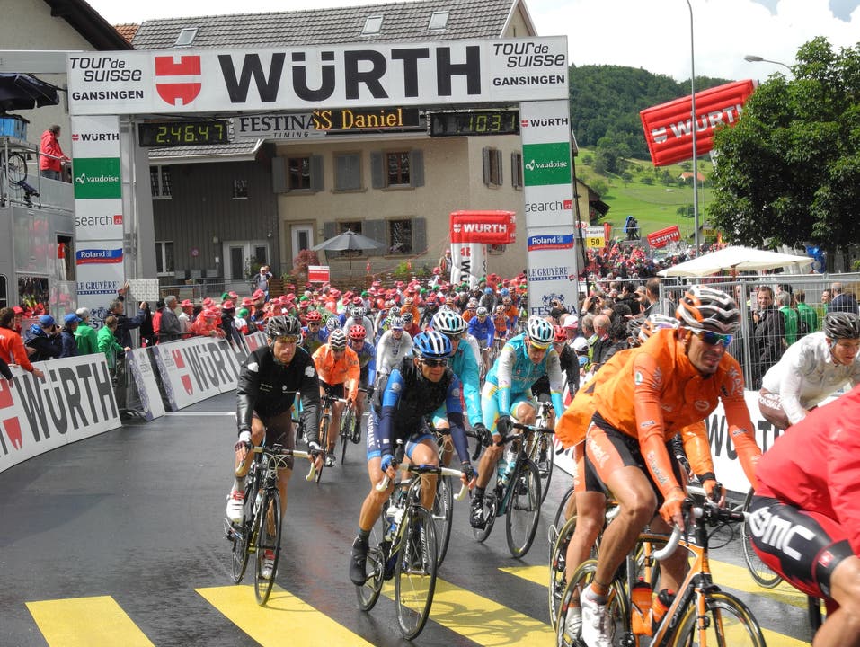 Tour de Suisse: Das Feld fährt in Gansingen vorbei