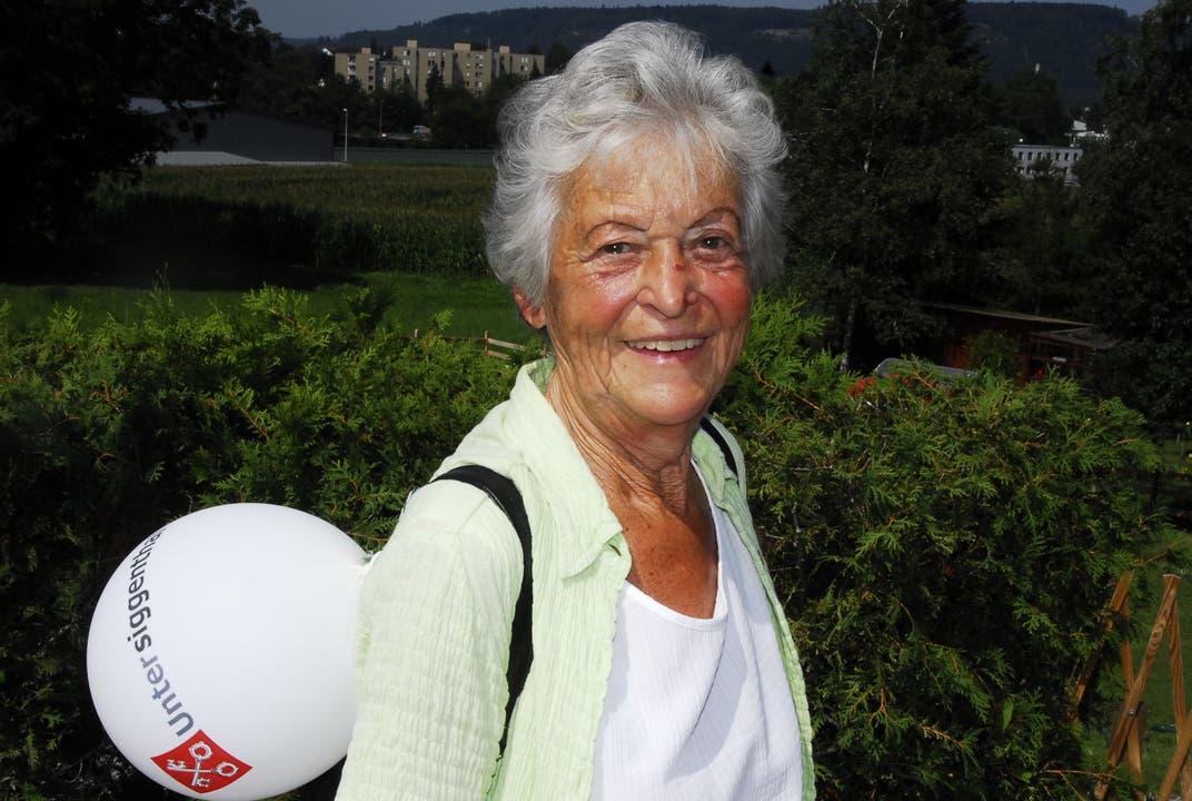 Mit einem Ballon wirbt diese Untersiggenthalerin für ihre Gemeinde