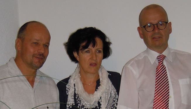 Freude bei Markus Büttikofer, Gemeindeammann Birr (l.), Ursula Berger, Gemeindeammann Birrhard, und Mediator Markus Leimbacher. EF.