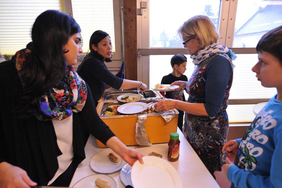 Beim Mittagstisch im Lindenhaus sorgt Regula Lüthi zusammen mit ihren Frauen für die Kinder, die hier zu Mittag essen 13