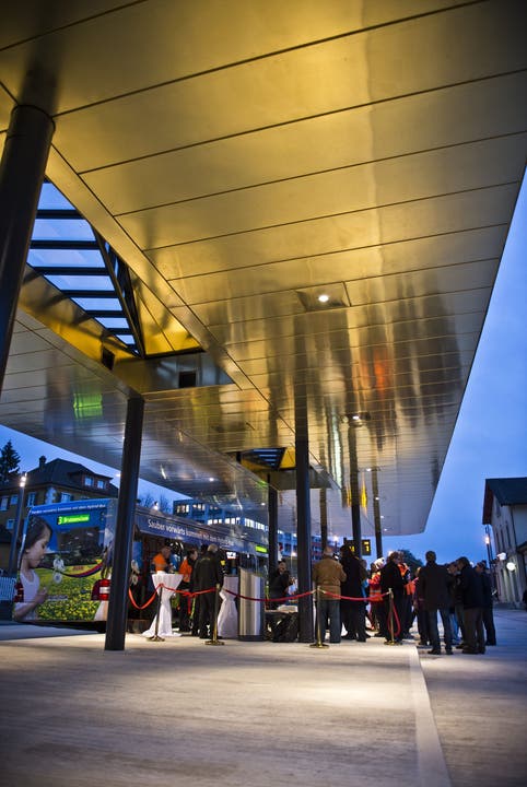 Der neue busterminal hat ein goldenes Dach