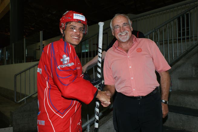 Der neue Top-Verteidiger Dominic Lüthi wird von Zuchwils Präsident Walter Ulrich beim 1. Eistraining zur Saison 2012-13 herzlich begrüsst.