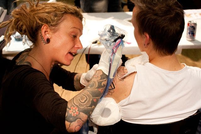Tätowieren ist keine Männersache An der Tattoo-Convention stachen auch mehrere Frauen