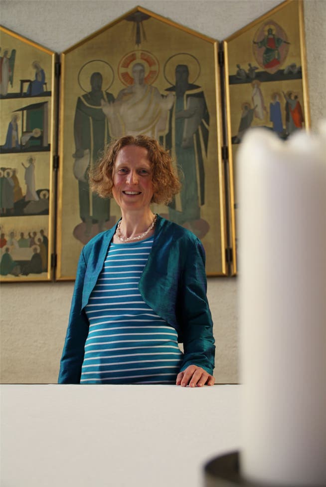Susanne Birke steht am Altar in der Kirche Peter und Paul in Aarau.HHS