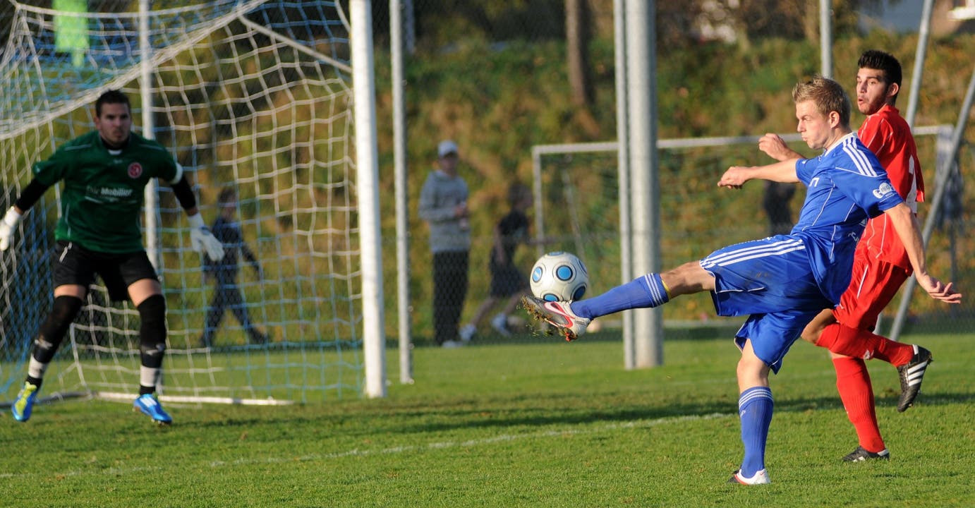 2. Liga Inter: FC Dietikon schlägt Subingen 3:2 Dieser Schuss von Patrick Jakob hätte das 1:0 fürr Subingen sein können. (Bilder: Hans Peter Schläfli)