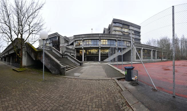 Baulich seit vielen Jahren in einem miserablen Zustand: Die 1969 bis 1973 erbaute Kantonsschule Olten im Hardwald.