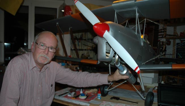 Peter Güggi mit seiner originalgetreu nachgebauten «Tiger Moth». PBG