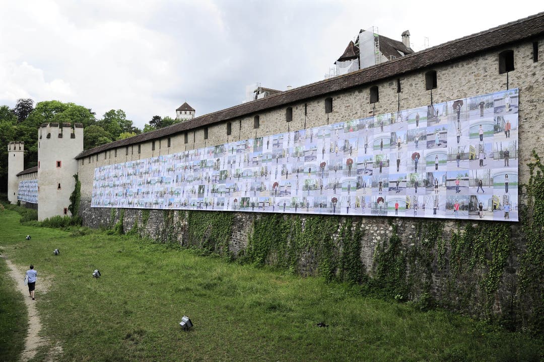 Imposant auf der alten Stadtmauer ist «Fairytale People» (2007) von Ai Weiwei