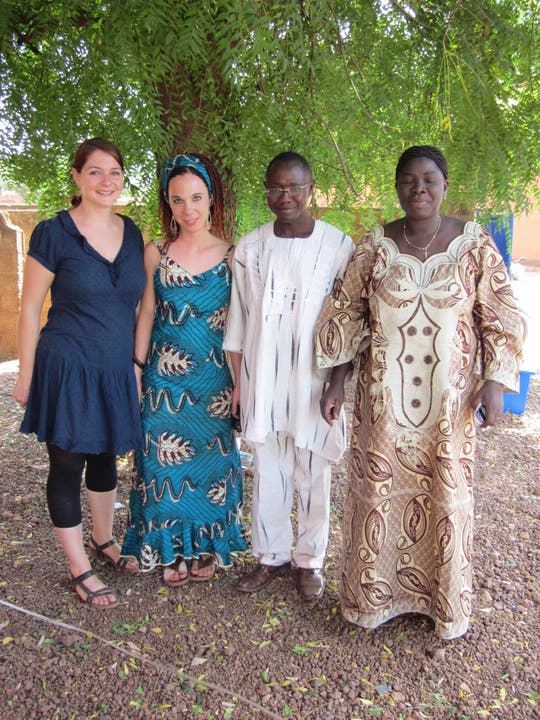 Nina Werfeli und Natalie Burlet mit Lassané Sanou, dem Koordinator vom Sozialamt und Blandine Yaméogo,Leiterin des Waisenhauses