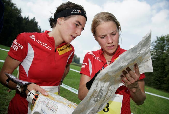 September 2009: Lea Müller wird an der SM Zweite und diskutiert im Ziel die Route mit der dritten Ines Brodmann. Keystone