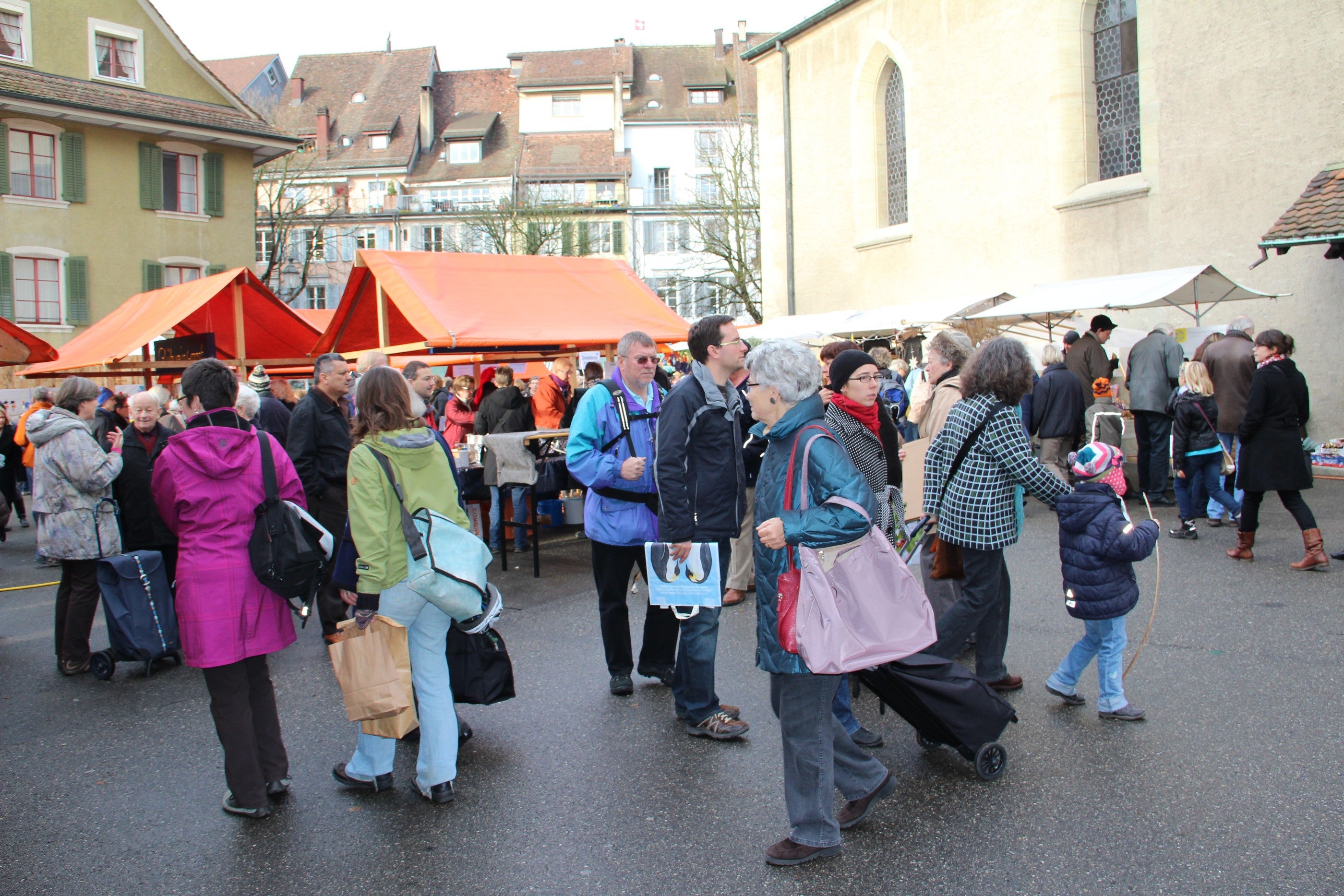 Baden - Adventsmarkt Auf Dem Kirchplatz Baden War Gut Besucht