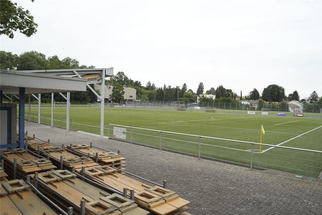 Die Sportanlage Spiegelfeld in Binningen mit Schwimmhalle, Turnhallen, Beachvolleyfeld und Fussballplätzen.