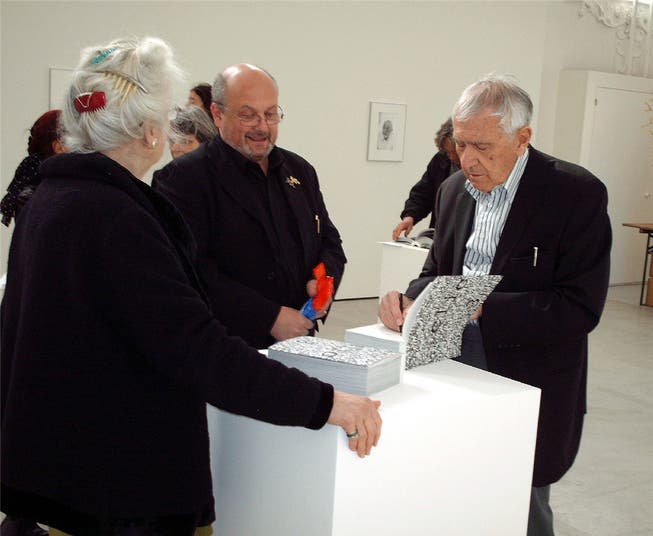 Leonardo Bezzola (rechts) signiert sein drittes Fotoalbum «Clic 3» im Haus der Kunst in Solothurn.
