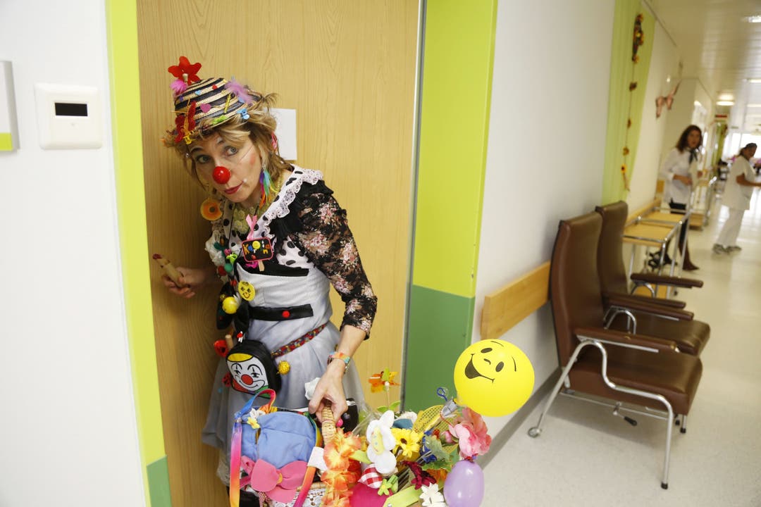 Spitalclown Caroline bringt Farbe in den Spitalalltag