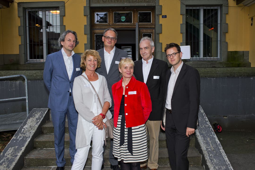 Die Jury (von hinten links nach vorne rechts) Christian Berzins, Peer Teuwsen, Ludwig Hasler, Maja Wanner, Sabine Altorfer und Christian Dorer