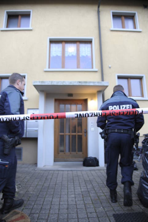 Auch der Hauseingang an der Benedikt-Hugi-Strasse wird durch die Polizei gesichert