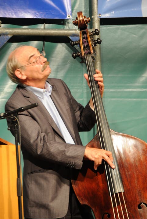 Der Bassist Jean Yves Petiot in Jacky Milliets Jazzband