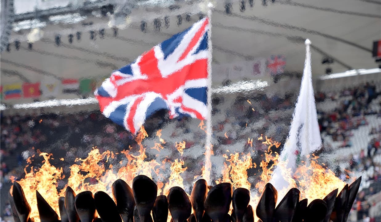 Der Union Jack umrahmt von Olympischen Feuer