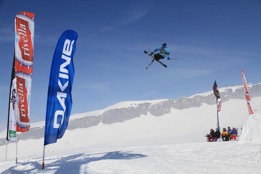 Einer der Teilnehmenden am «Big Air Ski-Contest» zeigt einen spektakulären Sprung.