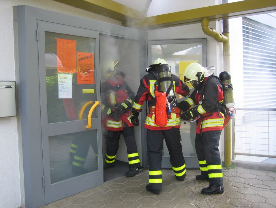 Der erste Atemschutztrupp betritt das rauchgefüllte Schulhaus in Schöftland