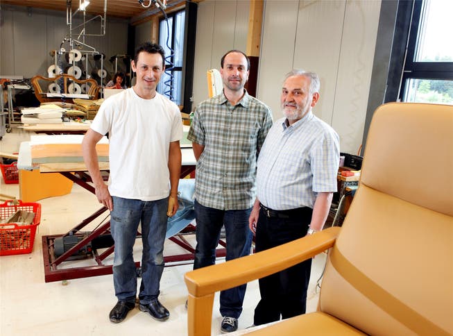 Teamarbeit in der Werkstatt (v.l.): Belmiro Marques (Mitarbeiter), Hanspeter Erlacher und Peter Erlacher. Felix Gerber