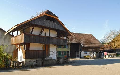 Speicher mit Mauerwerk, Holzlaube und keckem Dachaufbau (16. Jh.) in Eppenberg.