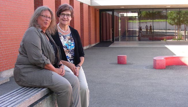 Die Schulleiterinnen Madlen Bärtschi (links) und Margrit Wahrstätter freuen sich im Hof der HPS auf ein Schuljahr voller Höhepunkte.