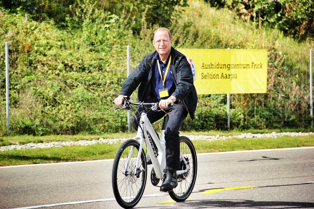 Regierungsrat Peter C. Beyeler auf dem E-Bike