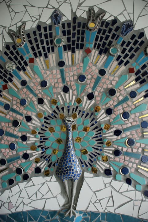 Ein Mosaik-Pfau im Skulpturenpark