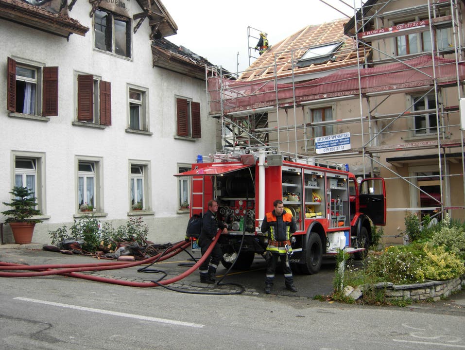  Sechs Stunden nach Brandausbruch war die Feuerwehr immer noch vor Ort.