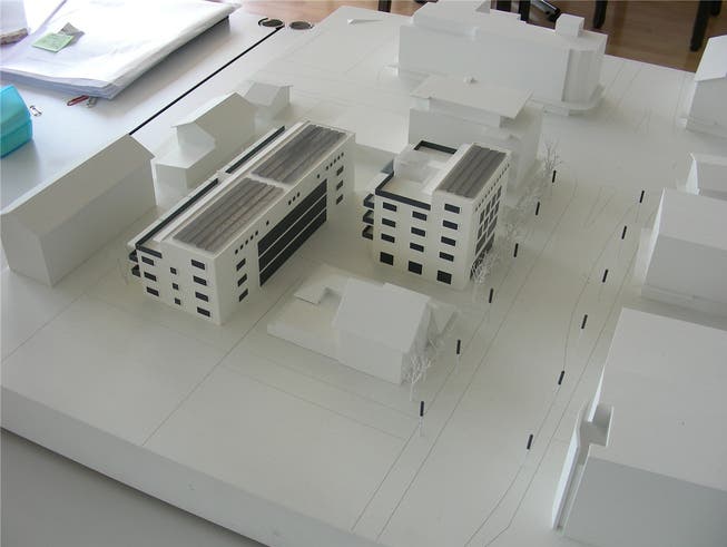 Modell der geplanten Häuser an der Landstrasse (rechts). Auf den Flachdächern sind Solarkollektoren vorgesehen.Dieter Minder
