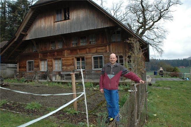 Burgerpräsident Andreas König vor dem sanierungsbedürftigen Bauernhaus am Waldrand Zielacker. vsm