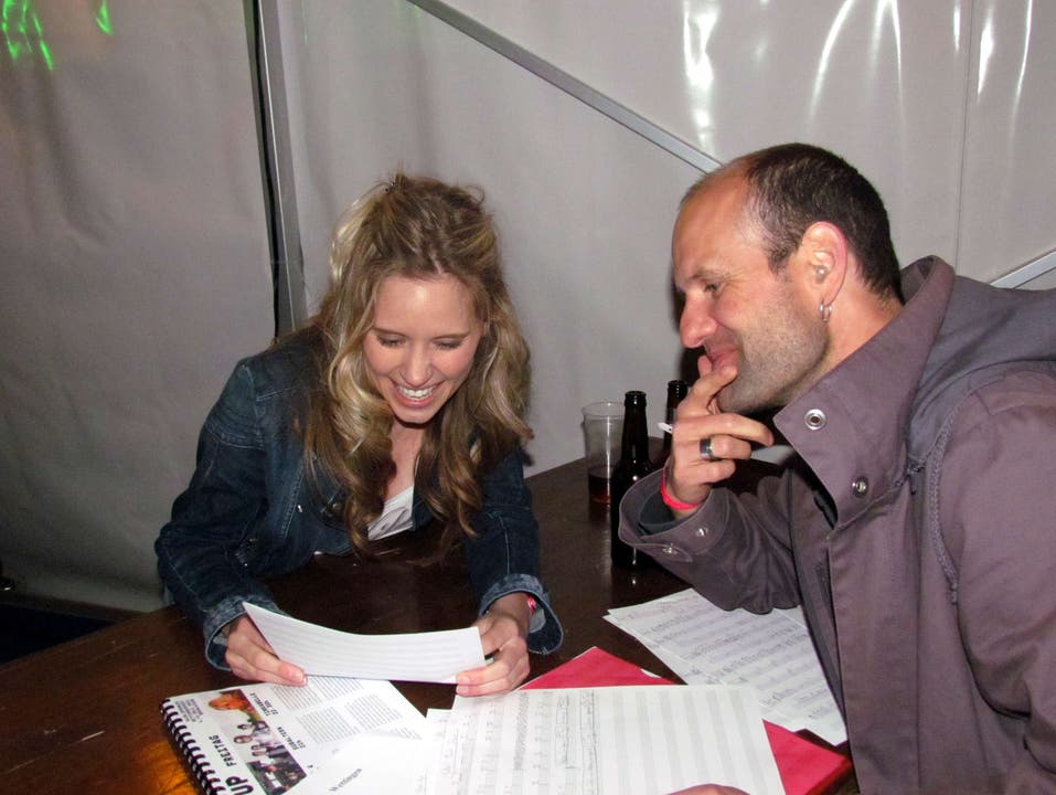  Zusammen mit Geiger Zimi studiert Tanja Bachmann das Line-up für das Wettinger Konzert.