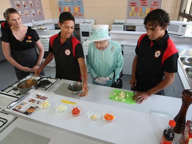 Queen Elizabeth II. besucht eine Kochschule einer Ureinwohner-Schule