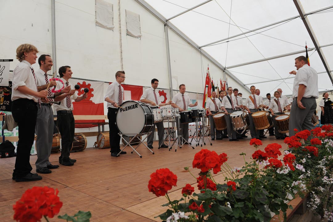 Auf dem Bild sind die Gäste aus Bern (auf der Fahne stand Trommler und Pfeifer Korps und Knabenmusik der Stadt Bern)